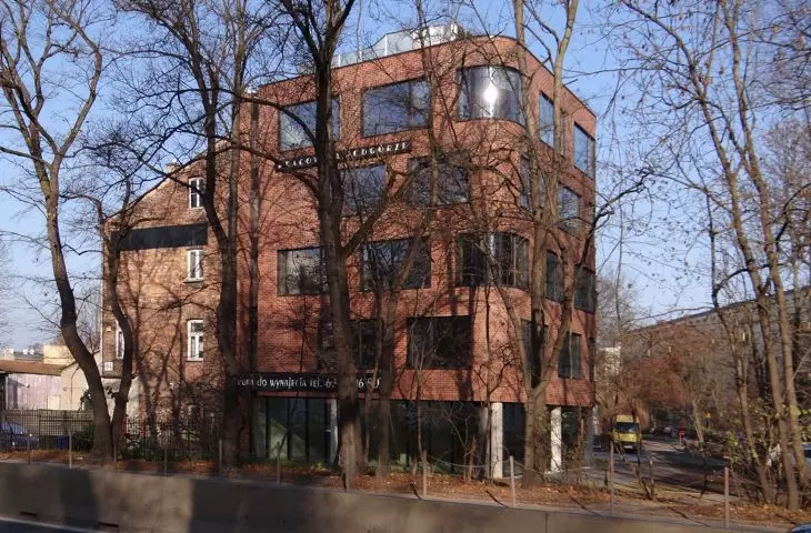Budynek składa się z pięciu kondygnacji