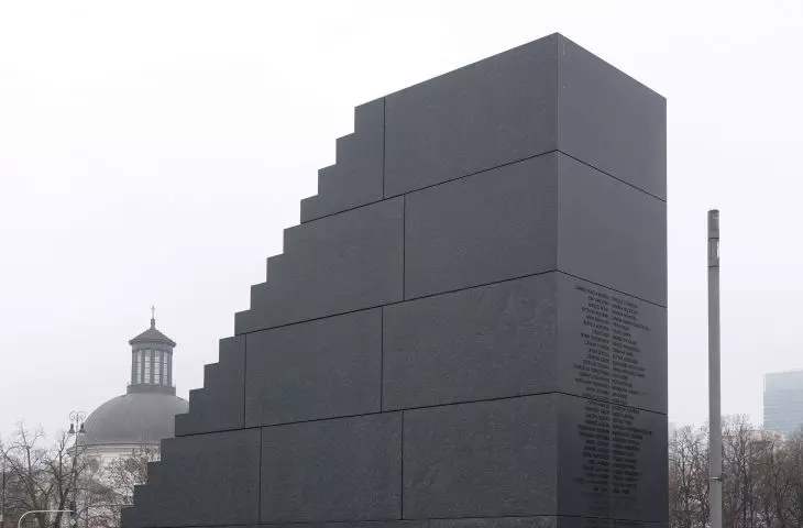 Pomnik Ofiar Tragedii Smoleńskiej 2010 roku w Warszawie na placu J. Piłsudskiego