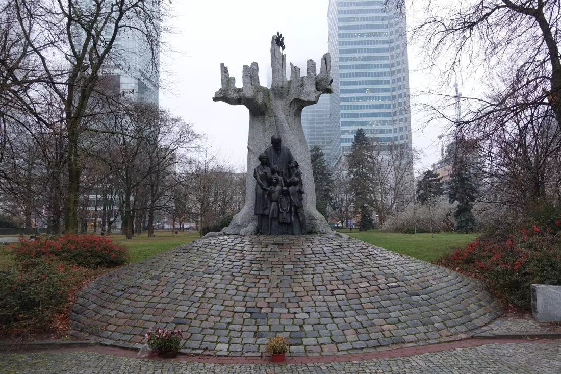 Pomnik J. Korczaka
w parku Świętokrzyskim w Warszawie