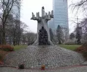 Pomnik J. Korczaka w parku Świętokrzyskim w Warszawie — przykład dosłowności opartej na realizmie i rozbudowanej symbolice