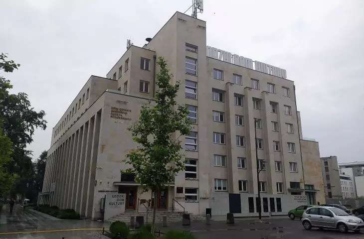Budynek użyteczności publicznej jako pomnik. Dom-pomnik marszałka Józefa Piłsudskiego w Łodzi