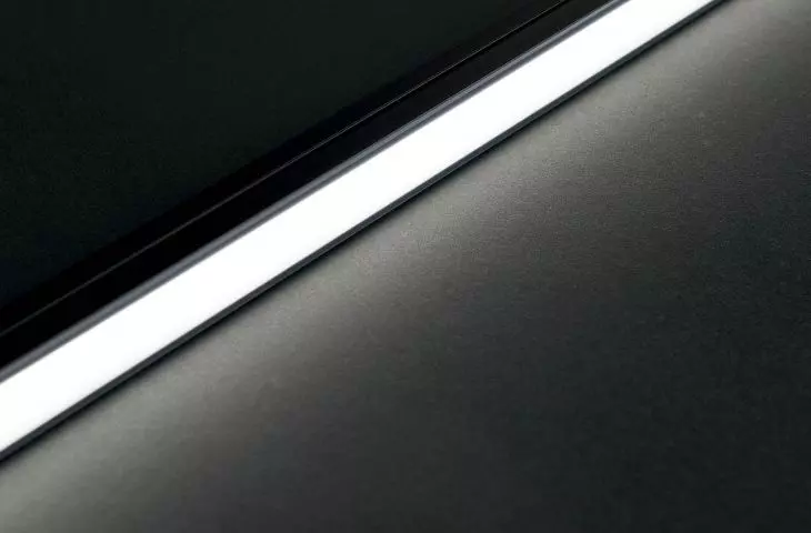 The black SHADOWLINE profile blends into a dark space, releasing only light