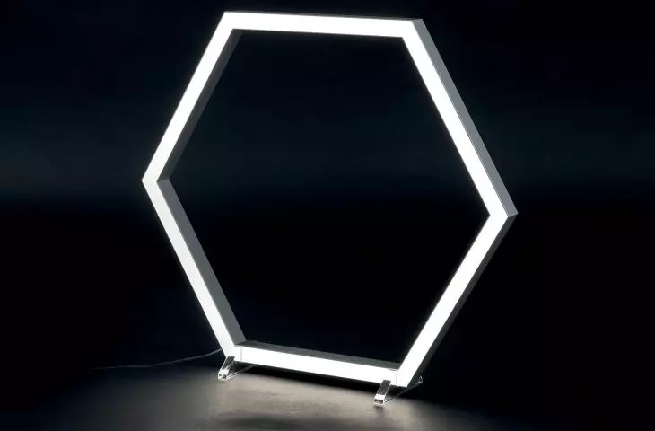 HEXAGON można zawiesić na ścianie, suficie  lub postawić jako ozdobną lampę na biurko