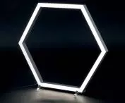 HEXAGON można zawiesić na ścianie, suficie  lub postawić jako ozdobną lampę na biurko