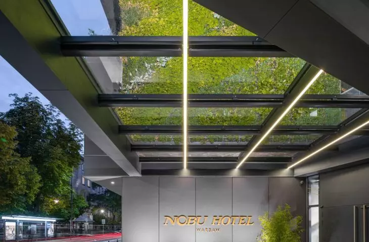 Hotel Nobu, zielona ściana