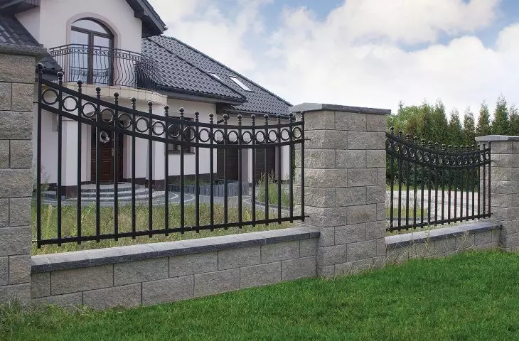 Betonowe ogrodzenia oraz elementy małej architektury ogrodowej