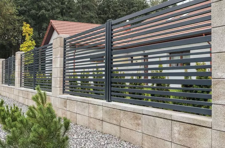 Betonowe ogrodzenia oraz elementy małej architektury ogrodowej
