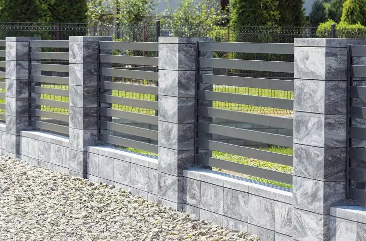 Betonowe ogrodzenia oraz elementy małej architektury ogrodowej