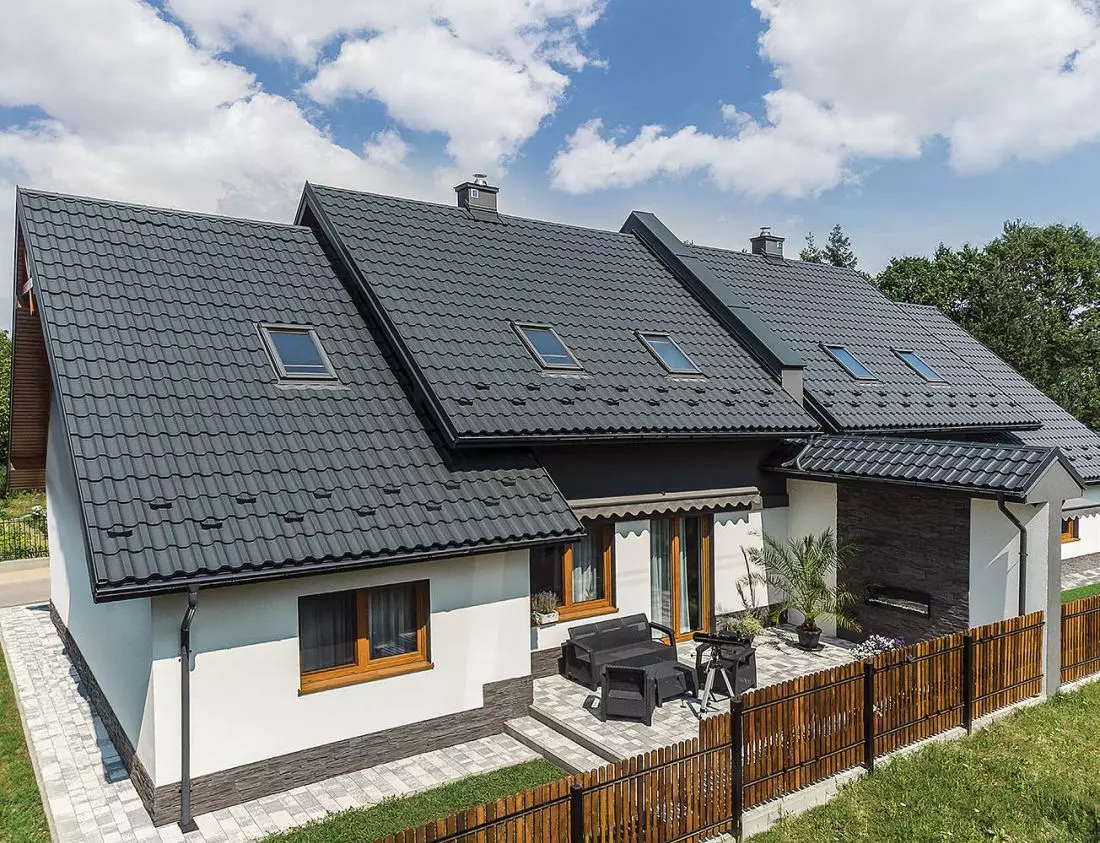 Blachodachówka REN - dom w zabudowie bliźniaczej w okolicach Tarnowa © BLACHY PRUSZYŃSKI