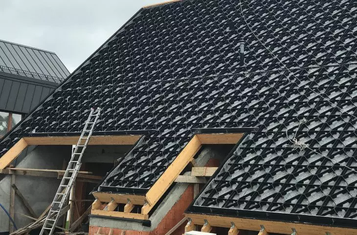 Georaster system for pitched roofs