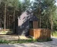 Dom Kopcówki w otoczeniu lasu