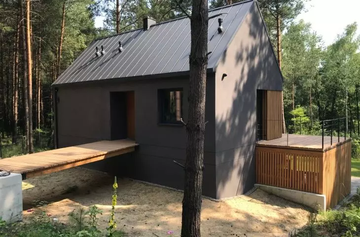 Ciemna elewacja i drewniane elementy