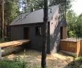 Ciemna elewacja i drewniane elementy