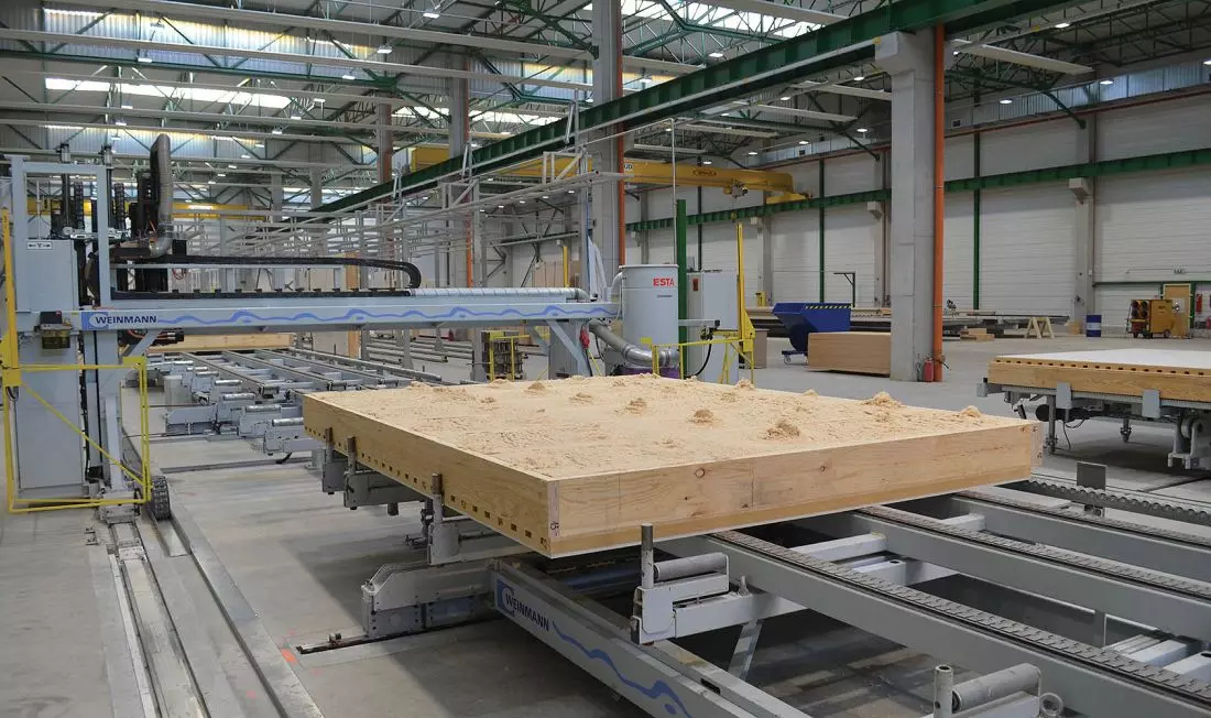 Elementy prefabrykowane nowego domu zaprojektowanego przez architekta powstają w fabryce i sa dowożone na miejsce budowy © STEICO