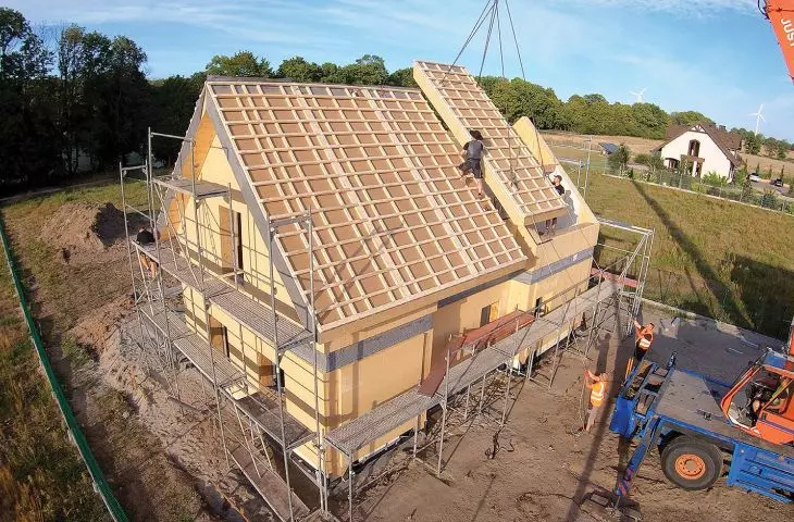 Prefabrykowany system ścian, dachów i stropów w systemie budowlanym STEICO