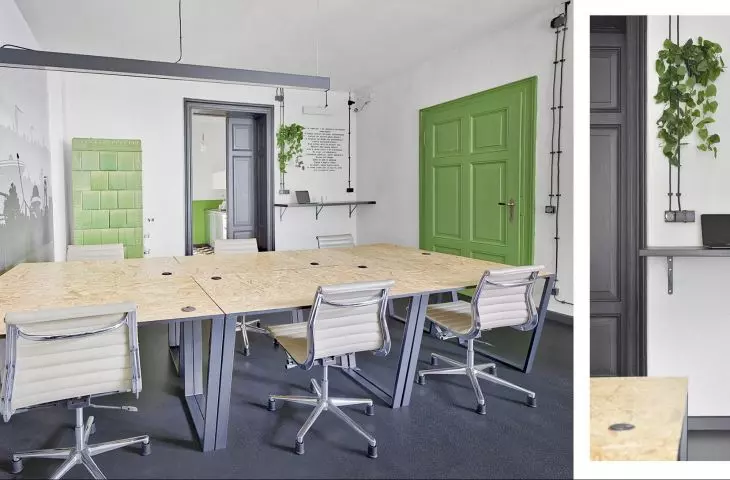 Zielony piec kaflowy i drzwi w przestrzeni biurowej DESKoteki w Chorzowie