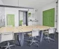 Zielony piec kaflowy i drzwi w przestrzeni biurowej DESKoteki w Chorzowie