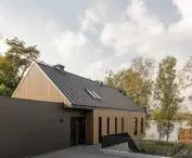Bryły budynków przypominają nowoczesną stodołę