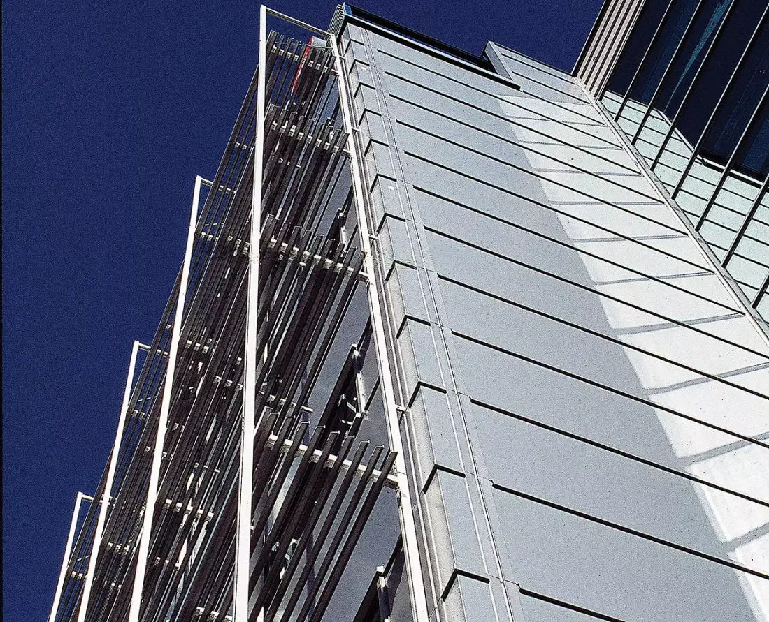 Projektowanie
i produkcja energooszczędnych systemów lekkiej obudowy z płyt warstwowych © PAROC PANEL SYSTEM