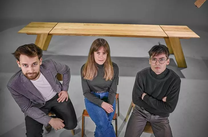 Stół Common i autorzy: Michał Bułas,  Katarzyna Brągiel, Patryk Grabowski 
