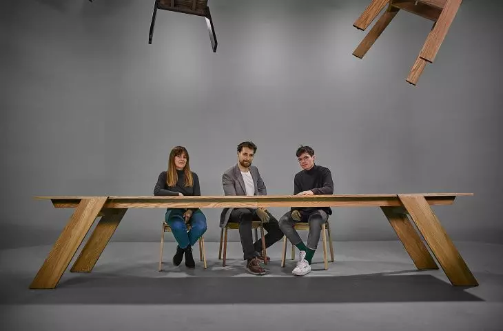 Stół Common i autorzy: Katarzyna Brągiel, Michał Bułas, Patryk Grabowski 