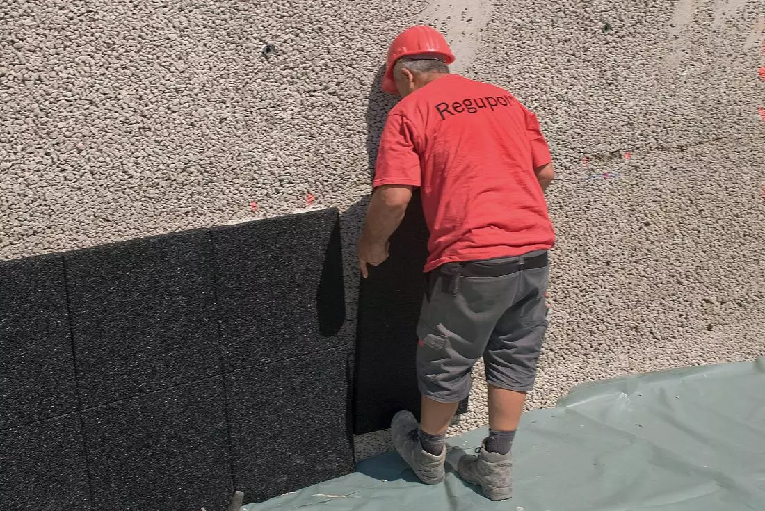 Montaż wibroizolacji
pionowej Regupol Vibration 450 © REGUPOL