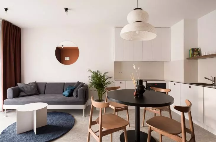 jasny salon z otwartą kuchnią