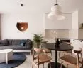 jasny salon z otwartą kuchnią