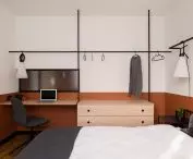 otwarta szafa w sypialni