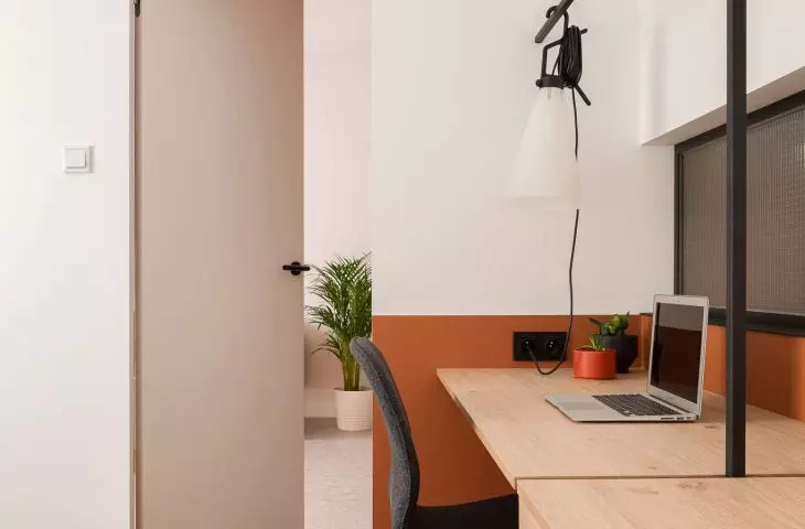 w sypialni architekci znaleźli także miejsce na biurko