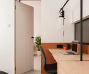 w sypialni architekci znaleźli także miejsce na biurko