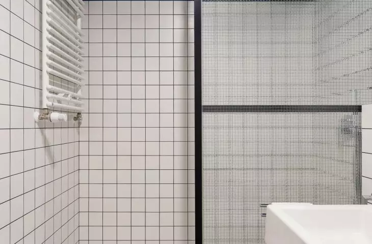 niebieski sufit w łazience