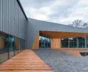 nagroda w kategorii Obiekt architektoniczny — Gminny Ośrodek Kultury w Komornikach