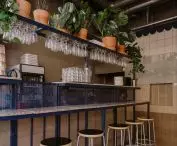 kuchnię od strefy dla gości oddziela wysoki bar