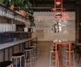 przestrzeń rozdziela ściana wyłożona beżowymi płytkami ceramicznymi
