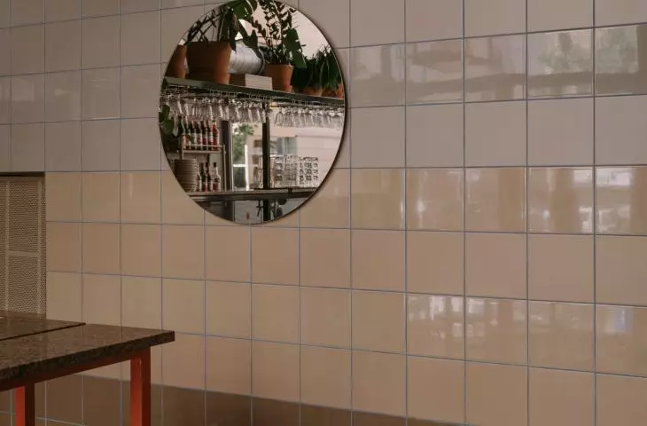 The colors on the walls are inspired by the shades of pizza dough