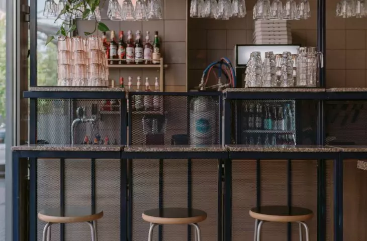 built with geometric forms, the bar contrasts with the bright walls of the interior