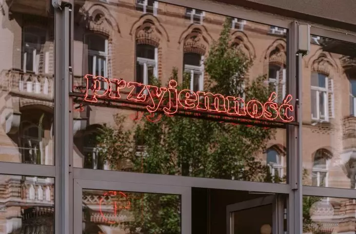 neon nad drzwiami lokalu