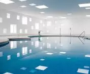 Okna do dachów płaskich w halach sportowych