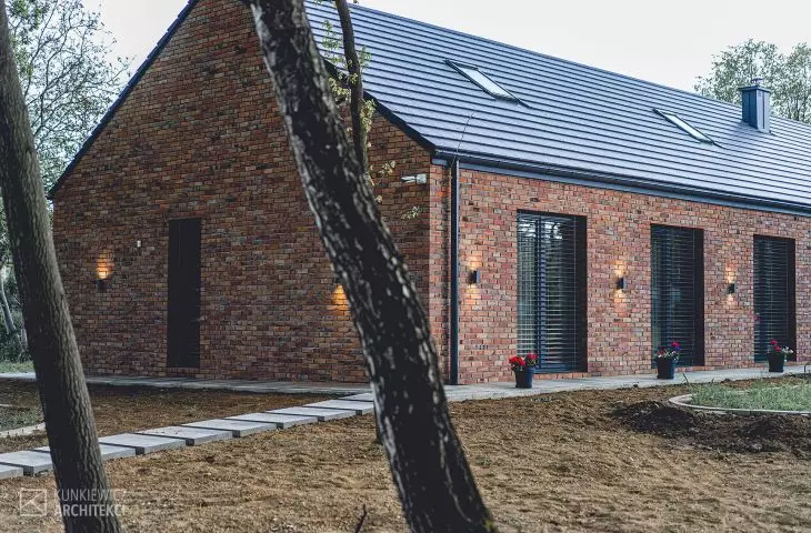 The house fits into the development of the old habitat