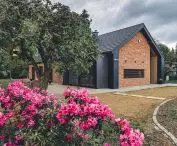 The roof is covered with anthracite tiles