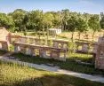 Po skuciu tynków wyeksponowano ślady dekoracji architektonicznej