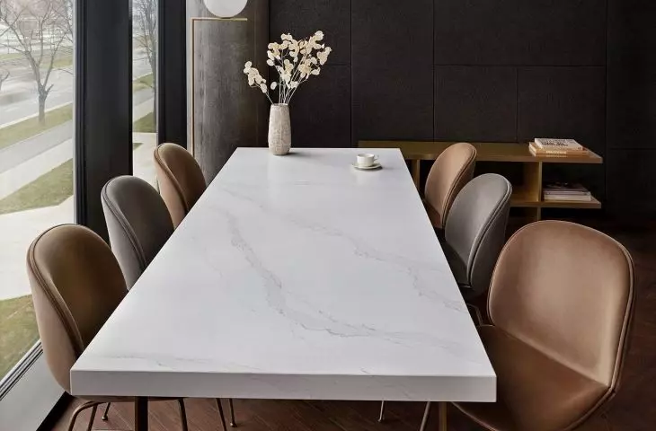 White countertops made of Silestone quartz conglomerate