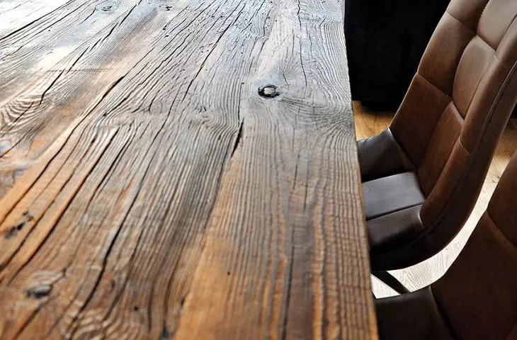 Piękne szlachetne meble wykonane z drewna ze starych chat