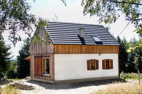 wykończenia z tynku wapiennego oraz desek modrzewiowych