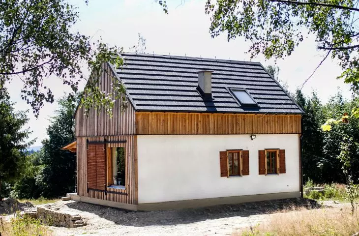 finishes of lime plaster and larch boards