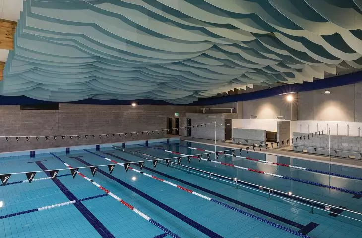 Acoustic system at the swimming pool