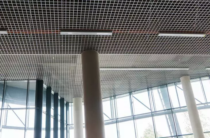 Sufity rastrowe, listwowe, kasetonowe  w różnych kolorach i kształtach - do wewnątrz jak i na zewnątrz obiektów