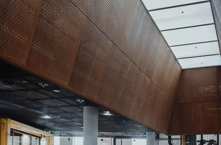 Raster ceilings, strip ceilings, coffered ceilings in various colors and shapes - for both indoor and outdoor facilities