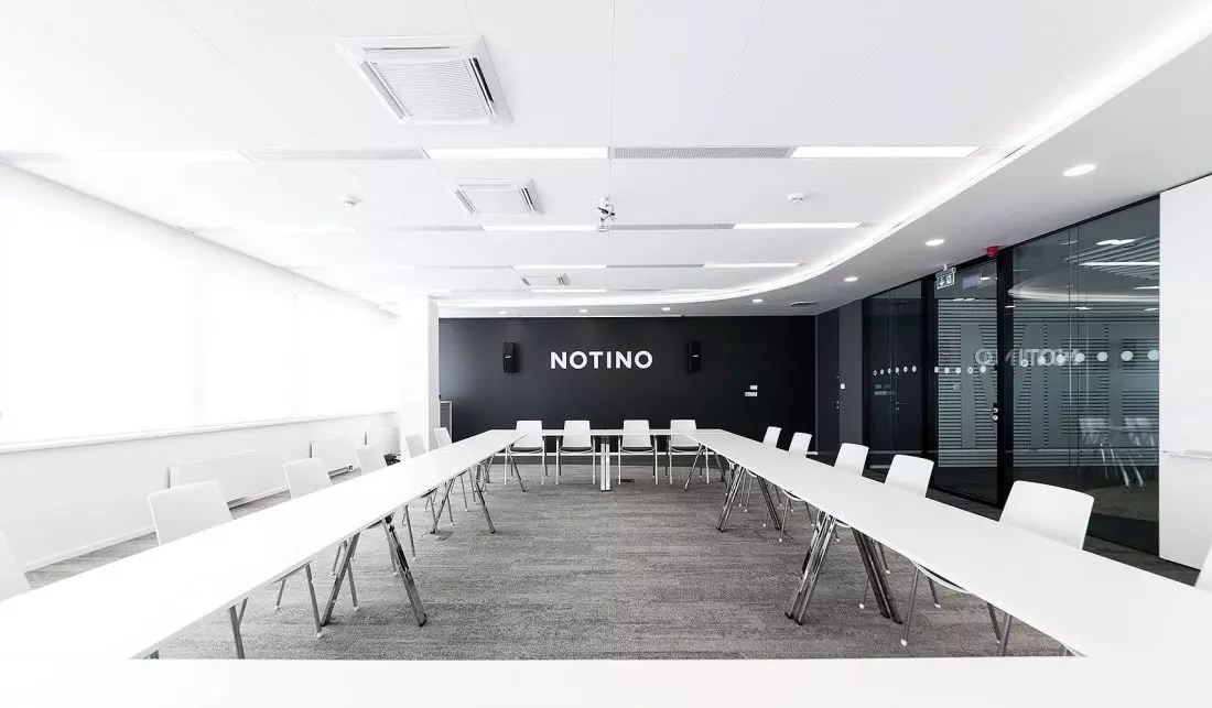 Klasyczne białe sufity do
biur dostępne są teraz także w opcji o podwyższonych parametrach higienicznych – linia BIOGUARD © KNAUF CEILING SOLUTIONS